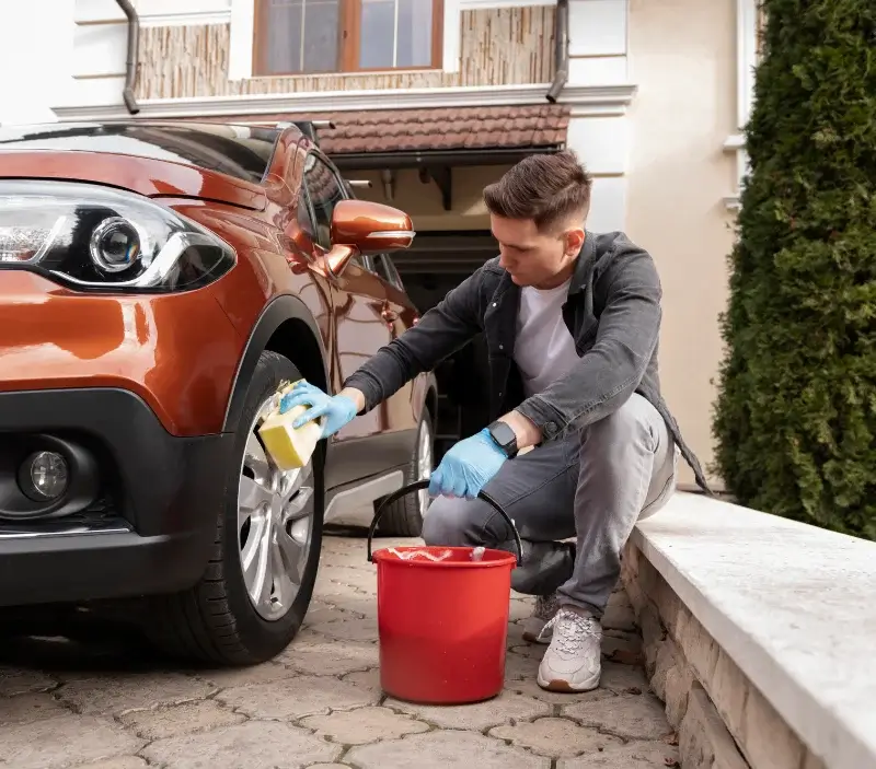 Lavage auto à domicile Apinac : professionnel intervenant sur un véhicule